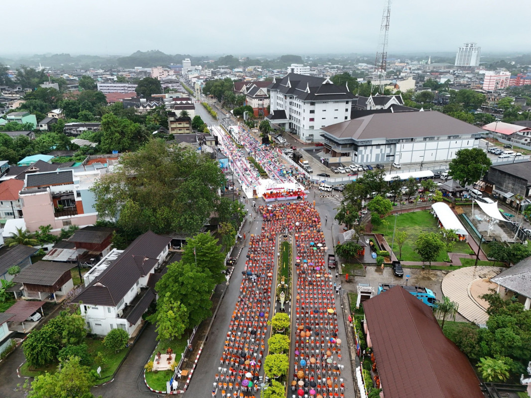 พิธีตักบาตรพระสงฆ์ 1,000 รูปฉลอง 110 ปี เมืองทับเที่ยง จ.ตรัง เพื่อทำบุญและส่งเสริมพระพุทธศาสนา โดยมีประชาชนเข้าร่วมงานหลายหมื่นคน เป็นกิจกรรมที่สร้างความสามัคคีในชุมชนและอนุรักษ์ประเพณีไทย.